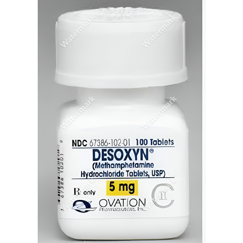 Аптечный флакон лекарства Страттера (Strattera) 60 мг. На этикетке флакона из янтарного стекла указано: Strattera (atomoxetine HCl), 60 mg. Rx Only. Внизу виден красный логотип компании Lilly.