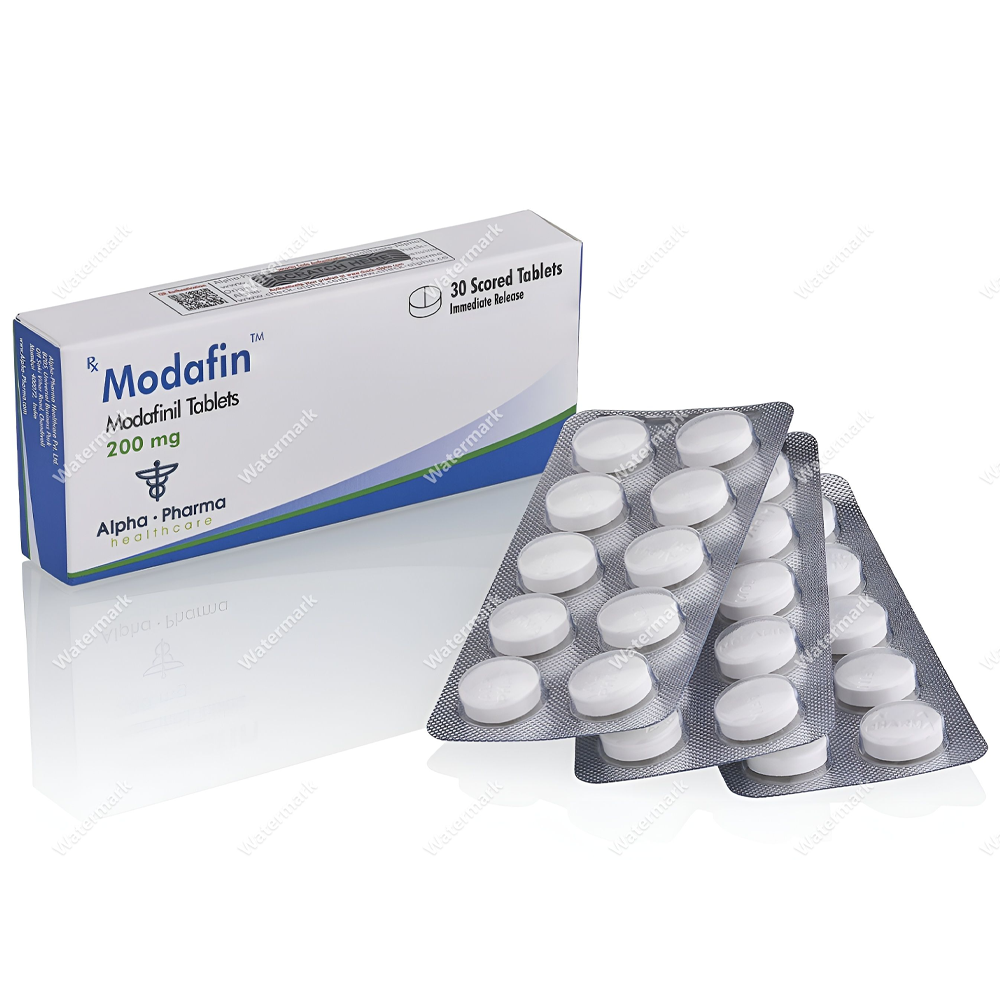 Препарат Modafin 200 мг (бренд Модафинила) от производителя Alpha Pharma. Рядом с бело-синей коробкой лежат три блистера с белыми круглыми таблетками, имеющими разделительную риску для удобного деления дозы